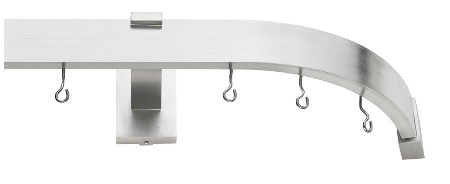 Karnisz szynowy Chiara z metalowymi haczykami na rolkach, wykończenie 25 aluminium satyna. Profil zawieszony pod wspornikiem.